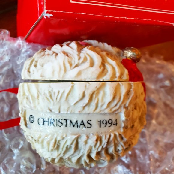 SANTA CLAUSE Hinged Ring Gift Box Ornament 1994 International Christmas - Picture 11 of 12